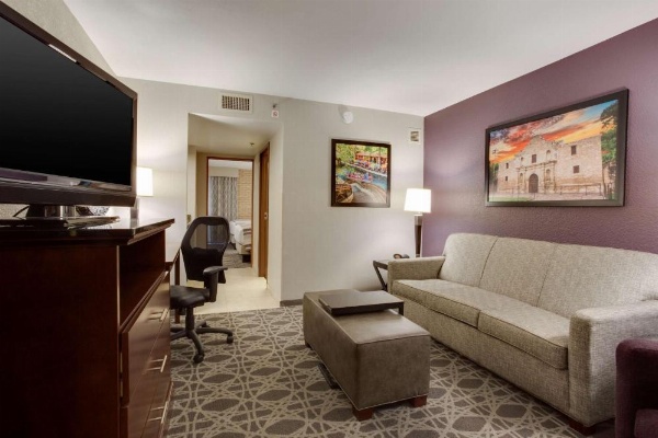 Drury Plaza Hotel San Antonio Airport image 20
